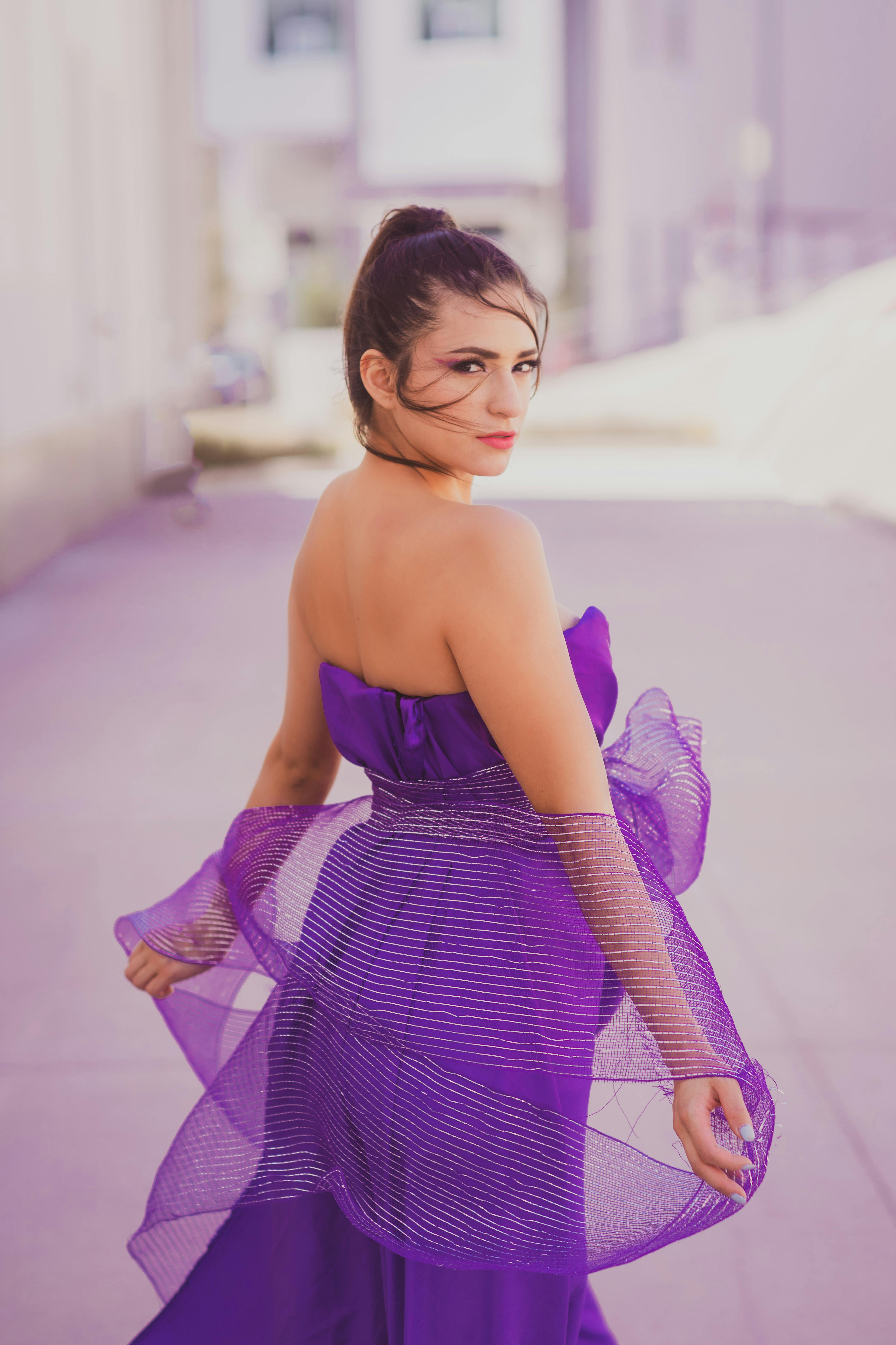 蜜桃923与偏粉偏红色系的自然妆容对比示意图片